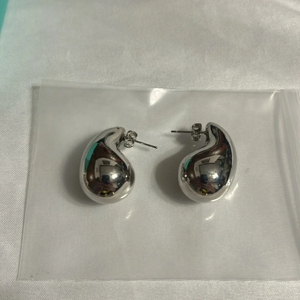 Gold Earrings with Intricate Detailing and Polished Finish Lot #6 - Picture 5 of 6